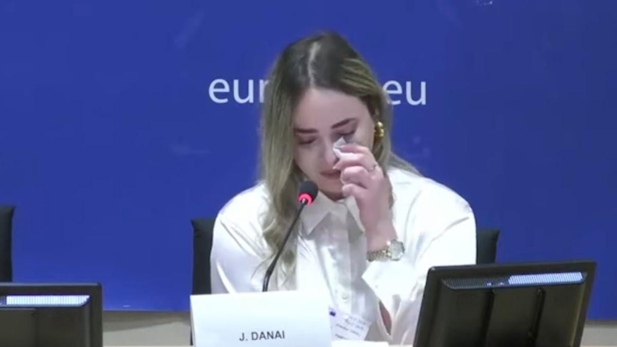 Κόρη θύματος γυναικοκτονίας: «η μαμά μου δολοφονήθηκε με 17 μαχαιριές από τον μπαμπά μου»